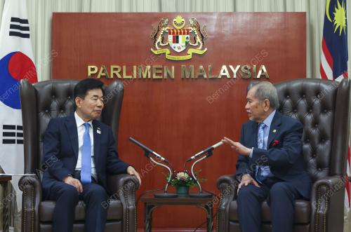 SPEAKER KOREA SELATAN KIM JIN-PYO