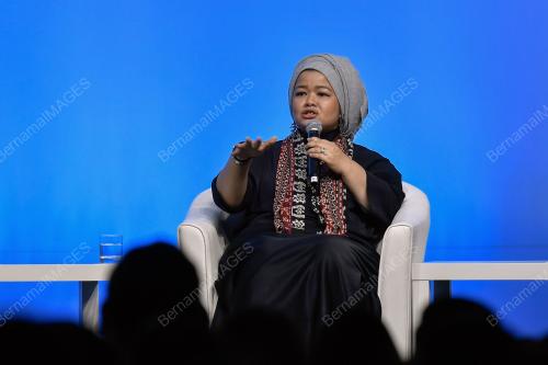 HELIANTI HILMAN