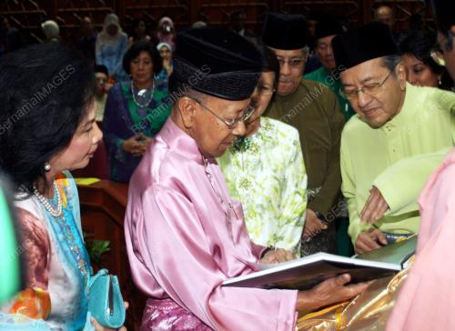 ABDUL HALIM MUADZAM SHAH