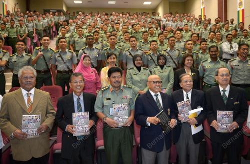 KL10_14112014_BUKU_100_HEROES