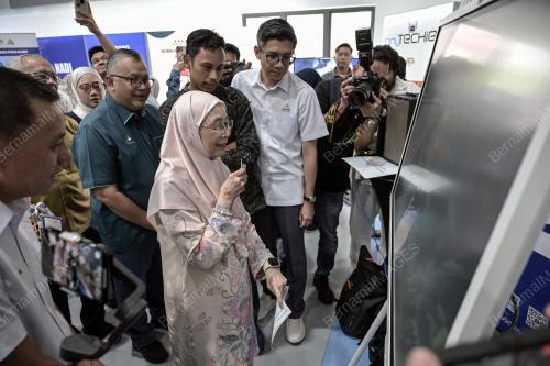 DATUK SERI DR WAN AZIZAH WAN ISMAIL
