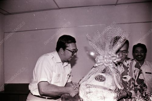 TUN DAIM ZAINUDDIN