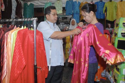 TEMPAHAN BAJU RAYA