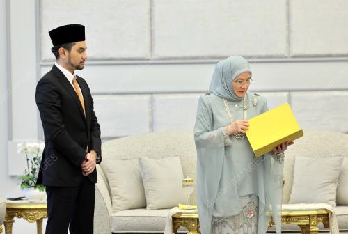 TUNKU AZIZAH AMINAH MAIMUNAH ISKANDARIAH
