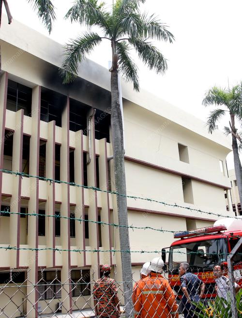 PENGUASA BOMBA AZIZAN ISMAIL