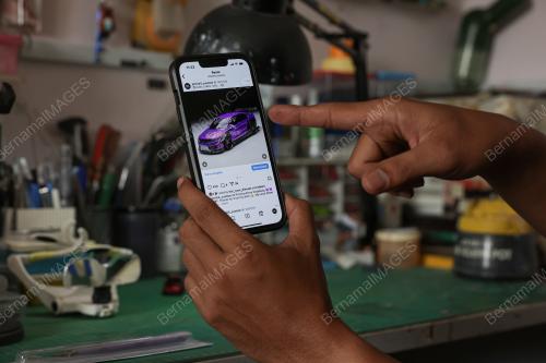 JURUTEKNIK BERKARYA MELALUI KERETA MINIATUR BERSKALA 1:64