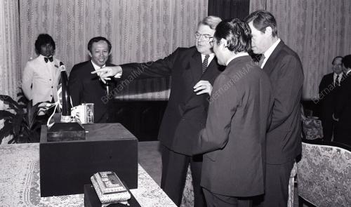 DISEMBER 1982