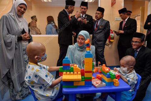 TUNKU HAJAH AZIZAH AMINAH MAIMUNAH ISKANDARIAH