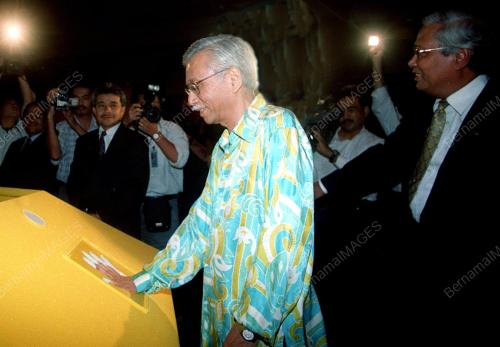 TUN DAIM ZAINUDDIN