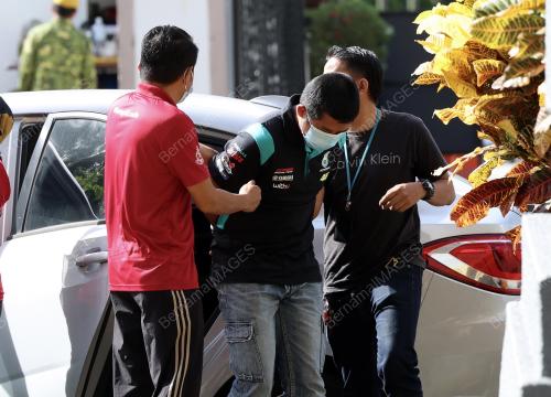 BAPA TANAM ANAK TEPI JALAN