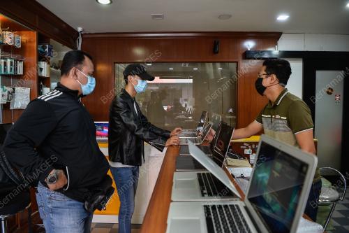 TINJAUAN PEMBELIAN KOMPUTER DAN ALAT PERANTI UNTUK BELAJAR DI RUMAH