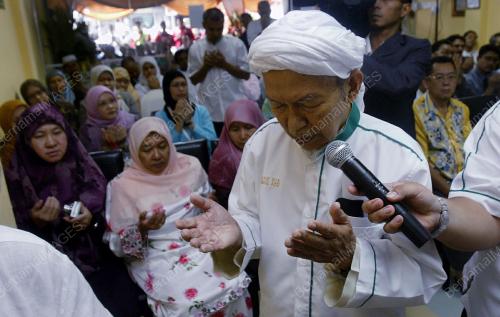 NIK ABDUL AZIZ NIK MAT
