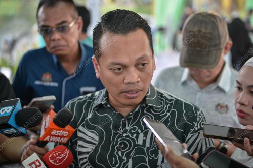 NIK NAZMI NIK AHMAD