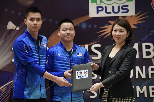 PERJANJIAN 100PLUS BERSAMA PEMAIN BEREGU BADMINTON MALAYSIA