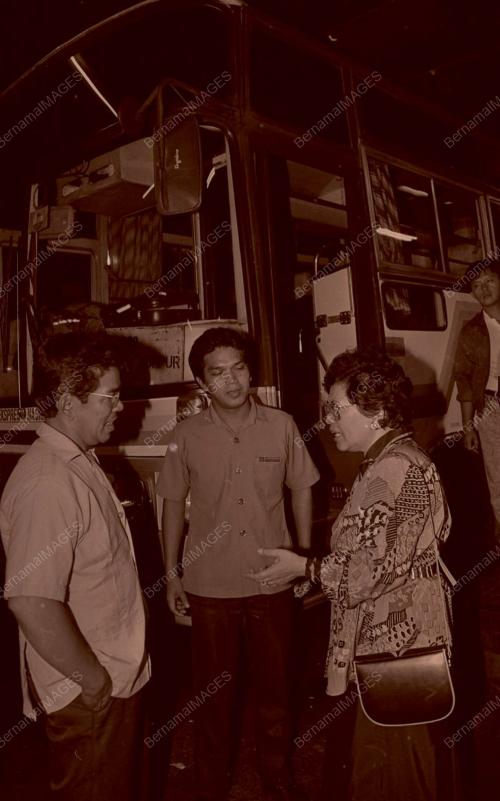 ZALEHA ISMAIL LAWAT STESYEN BAS PUDURAYA
