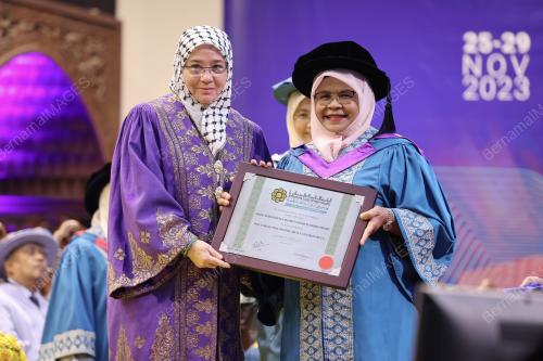 TUNKU AZIZAH AMINAH MAIMUNAH ISKANDARIAH