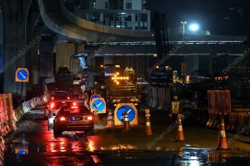 KERJA-KERJA PEROBOHAN JEMJABAT PEJALAN KAKI DI LEBUHRAYA BESRAYA
