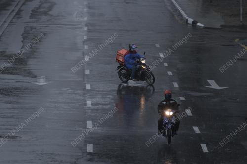 TINJAUAN CUACA HUJAN
