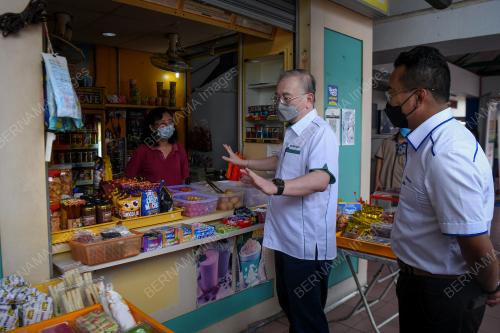 DATUK SERI DR WEE KA SIONG