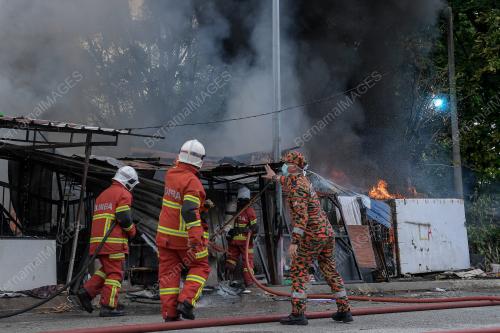 DERETAN KEDAI TERBAKAR DI JALAN EMPAT TIN