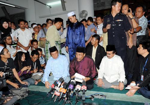 SUMPAH LAKNAT TRIO DATUK 'T'