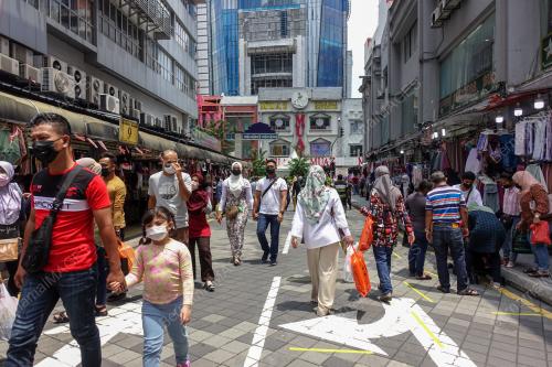 KEMERIAHAN ORANG RAMAI DI JALAN TAR