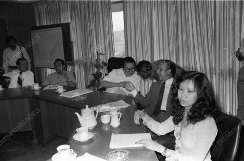 LEE SAN CHOON MEET TRANSPORT OPERATORS AT HIS OFFICE