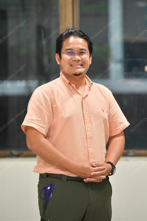 KHAMARRUL AZAHARI RAZAK