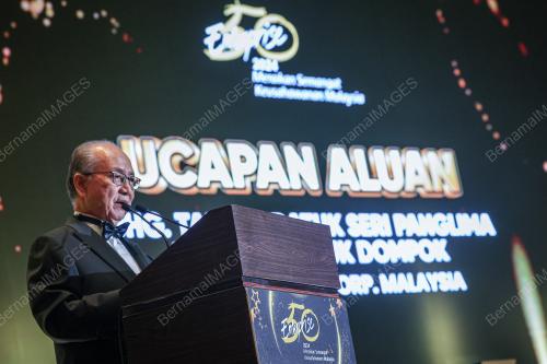 TAN SRI BERNARD GILUK DOMPOK
