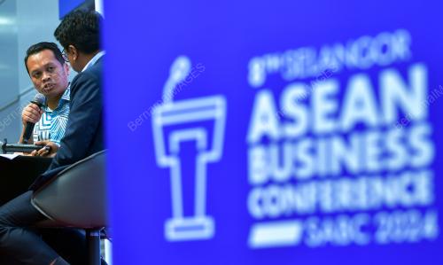 NIK NAZMI NIK AHMAD