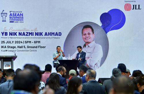 NIK NAZMI NIK AHMAD