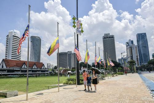 BENDERA SEPARUH TIANG