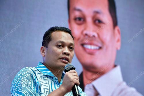 NIK NAZMI NIK AHMAD