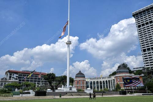 BENDERA SEPARUH TIANG