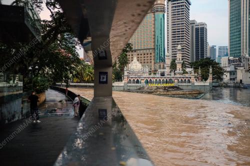 TINJAUAN CUACA HUJAN