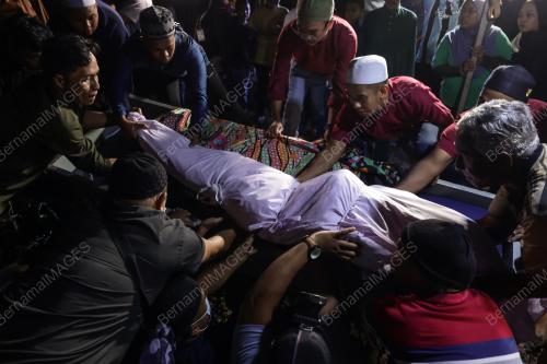 PENGEBUMIAN JENAZAH MANGSA TANAH RUNTUH