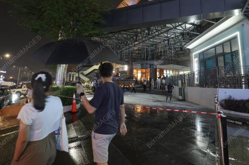 SILING DEPAN ANJUNG PUSAT BELI BELAH MEGAH RISE MALL RUNTUH