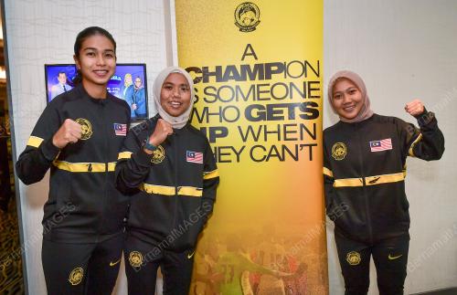 TOWN HALL SKUAD BOLASEPAK WANITA