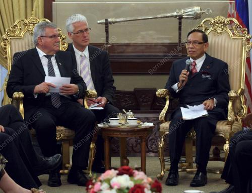 ABU ZAHAR NIKA UJANG