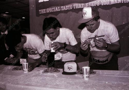 PERTANDINGAN MAKAN KENTUCKY NUGGETS