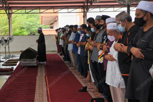 SOLAT JENAZAH DATUK ZOLKPLES EMBONG