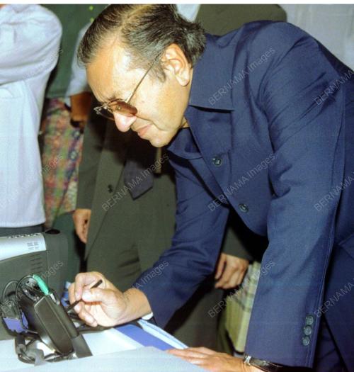DR MAHATHIR MOHAMAD