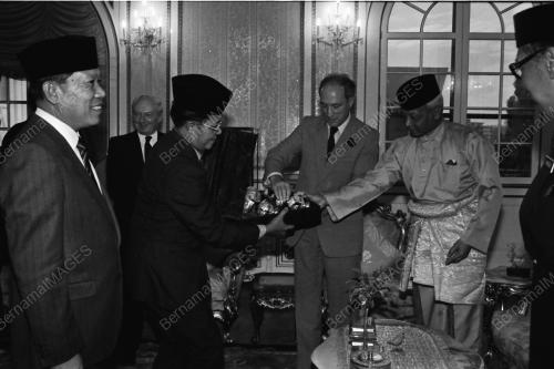 MENGHADAP