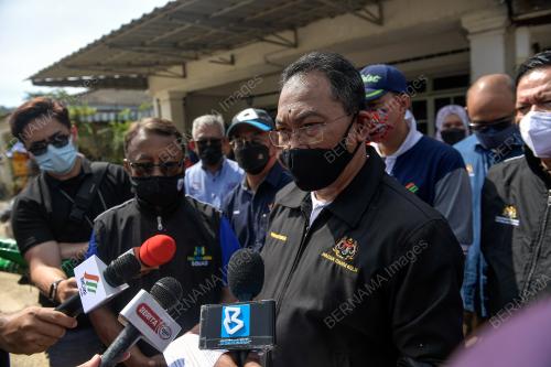DATUK SERI DR ISMAIL ABD MUTALLIB DAN DATUK AWANG HASHIM