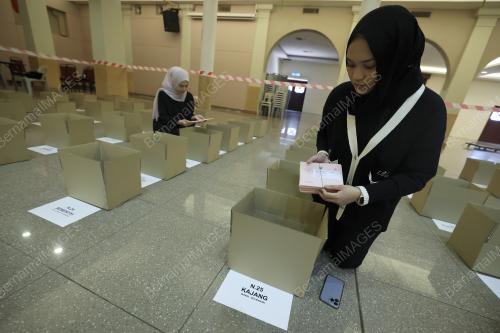 PROSES PENGASINGAN UNDI POS DARI LUAR NEGARA