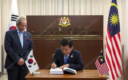 TAN SRI DR WAN JUNAIDI TUANKU JAAFAR