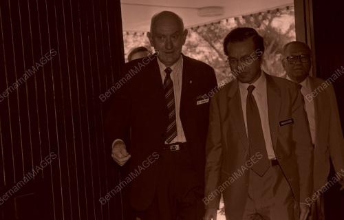 KL11_120390_COMMONWEALTH