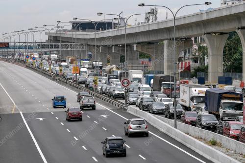 KESESAKKAN LEBUHRAYA MENUJU PUSAT BANDARAYA