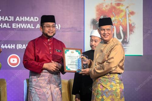 DATUK AHMAD MARZUK SHAARY