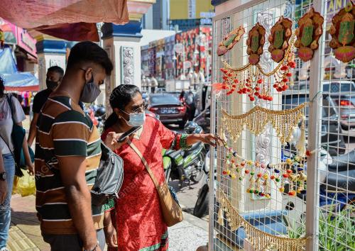 PERSIAPAN AKHIR MENYAMBUT PERAYAAN DEEPAVALI